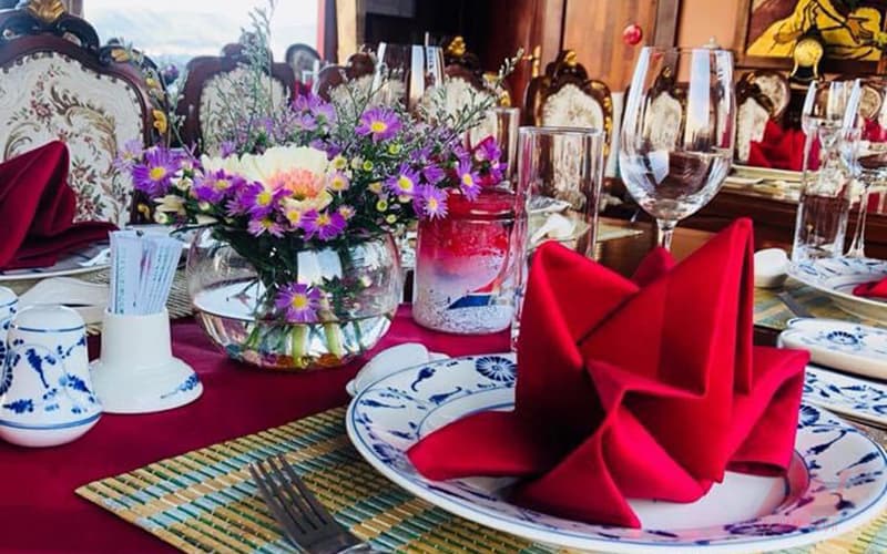 Set-up bàn dùng bữa trên du thuyền