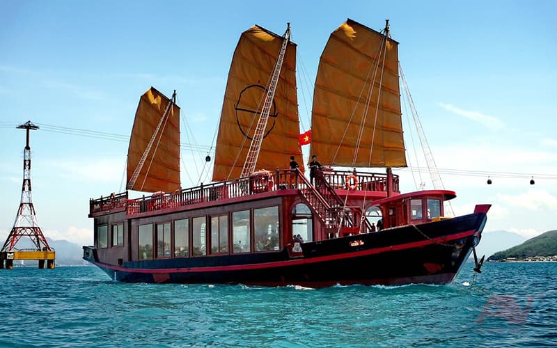 Toàn cảnh du thuyền Emperor buổi sáng