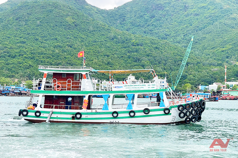 Tàu lớn hai tầng, đầy đủ công năng phục vụ du khách